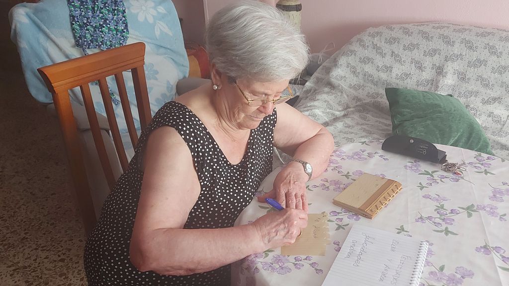 Elena, la abuela que ha ganado un concurso de cartas tras aprender a escribir a los 76 años: “Creí que se iban a reír” Artículo ID: 6899778 Version: 1 Borrador