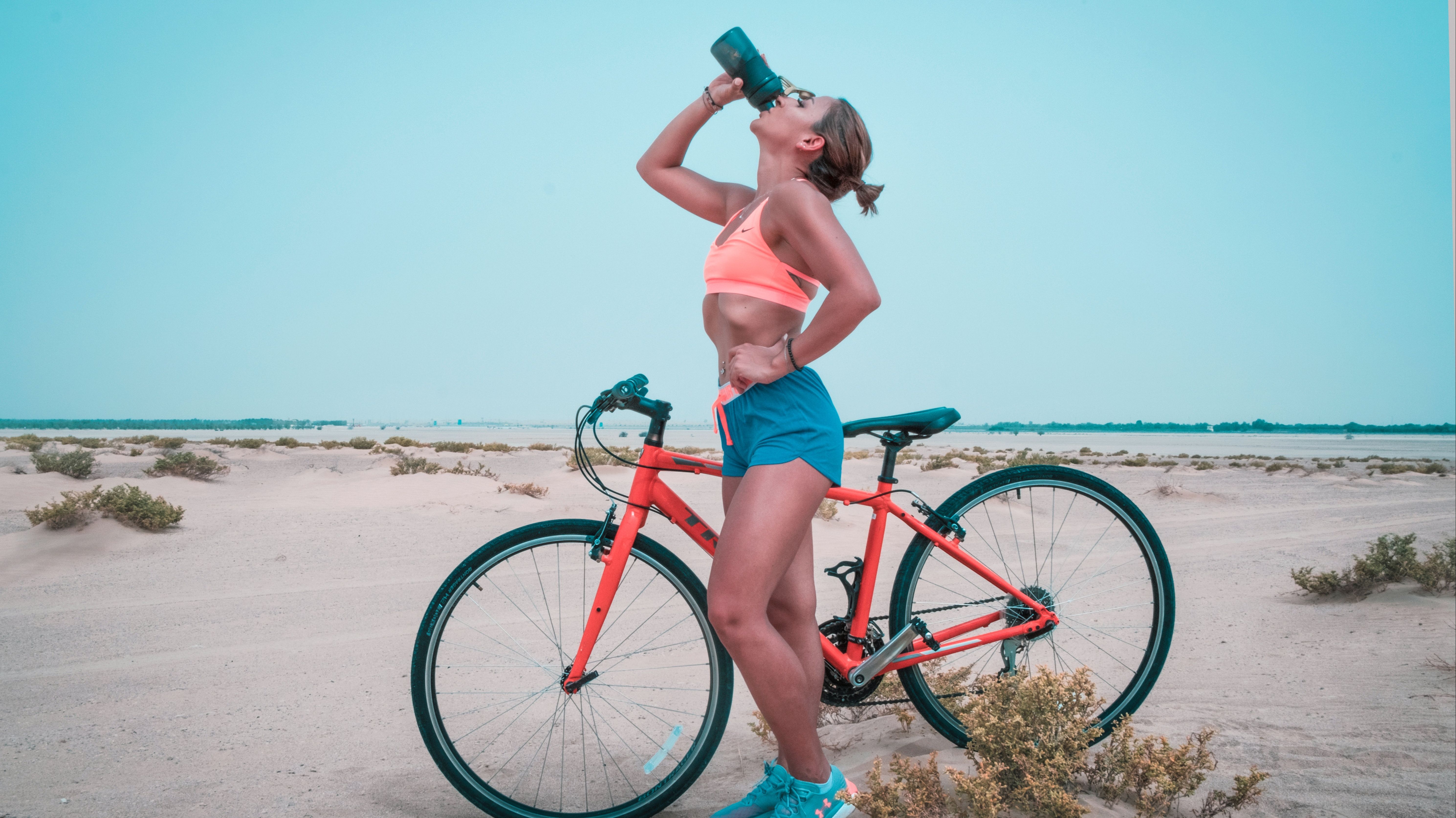 Evita la deshidratación bebiendo agua o bebidas isotónicas. FUENTE: Pexels