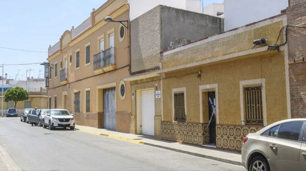 Fachada de la casa de Dos Hermanas (Sevilla) en la que aparecieron los cuerpos sin vida de un hombre y una mujer