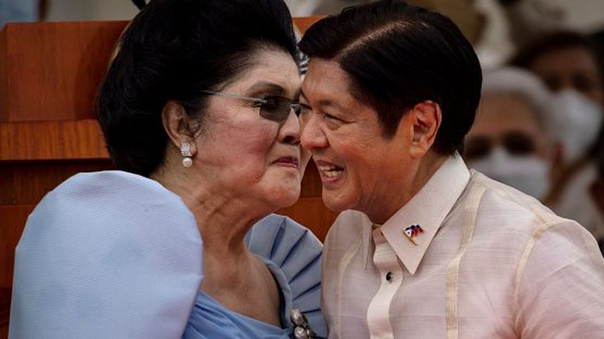 Ferdinand Marcos Jr junto con su madre, la ex primera dama Imelda Marcos durante su jura como Presidente de Filipinas Ferdinand Marcos Jr junto con su madre, la ex primera dama Imelda Marcos durante su jura como Presidente de Filipinas