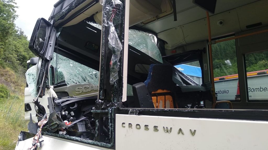 La cabina del conductor del autobús ha quedado completamente arrasada
