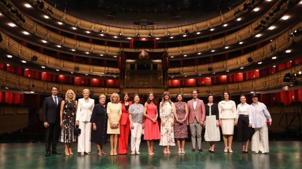 La comitiva de acompañantes, en el Teatro Real