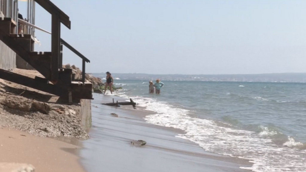 Las playas de La Marina de Elche son engullidas por el mar tras los últimos temporales