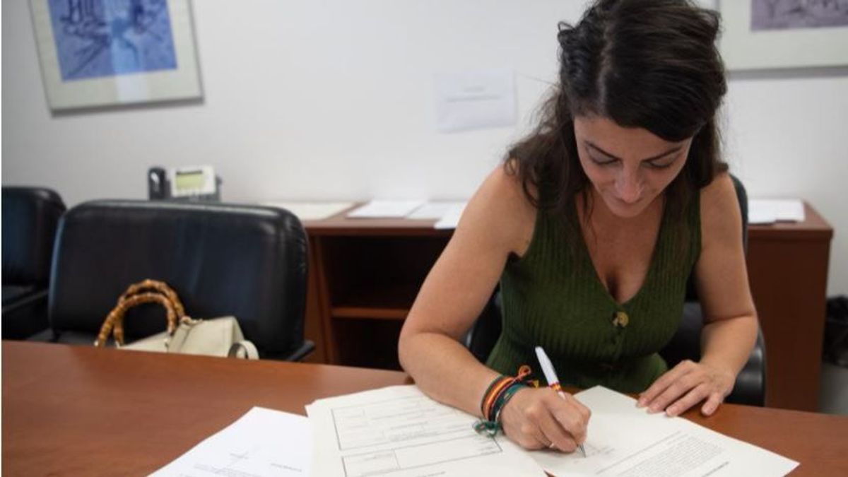 Macarena Olona firma el acta como diputada andaluza Macarena Olona firma el acta como diputada andaluza