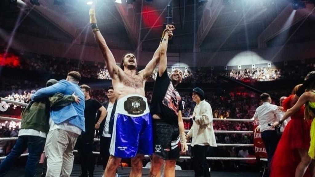 Míster Jägger celebra su triunfo ante Bustamante en La Gran Velada 2