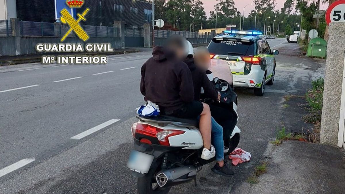 Momento en el que la Guardia Civil interceptó a la motocicleta. Momento en el que la Guardia Civil interceptó a la motocicleta.