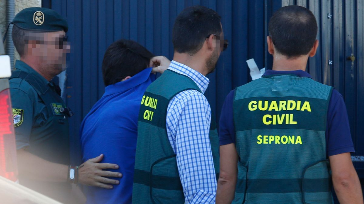 Registro de la Guardia Civil en la nave de Magrudis Registro de la Guardia Civil en la nave de Magrudis