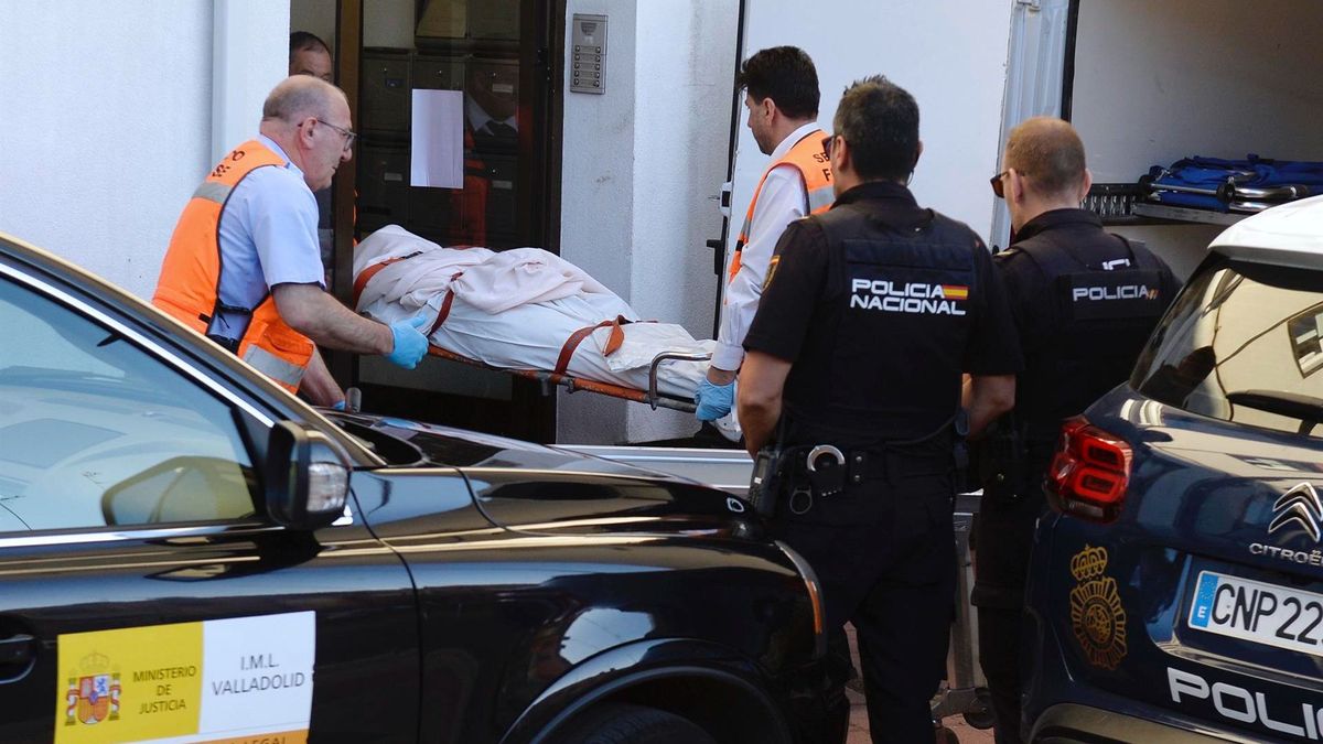 Retiran el cadáver de una mujer de 50 años asesinada por su hijo, de 16, en el domicilio en el que vivían en Valladolid