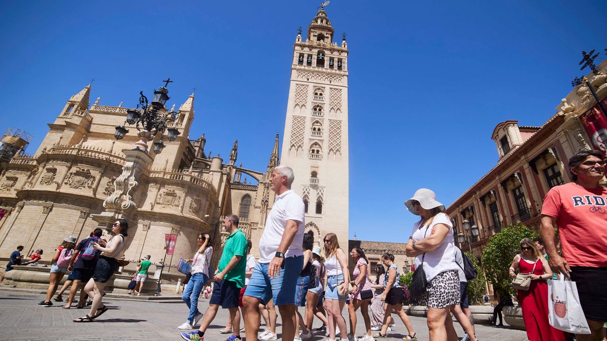 Un grupo de turistas pasean por la plaza Virgen de los Reyes, a 21 de junio de 2022 en Sevilla Un grupo de turistas pasean por la plaza Virgen de los Reyes, a 21 de junio de 2022 en Sevilla