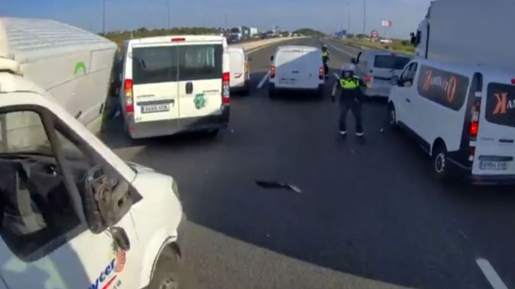 Un hombre roba un camión y provoca un atasco en la autovía A7 en Valencia