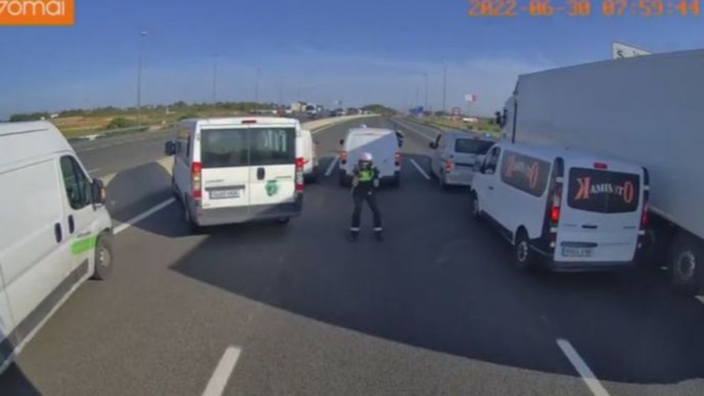 Camión robado es embestido contra varios vehículos