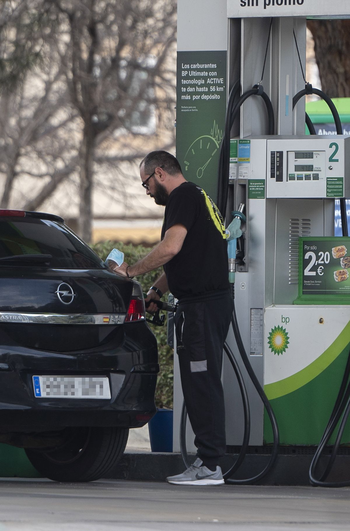 Archivo - Una persona reposta combustible en una gasolinera