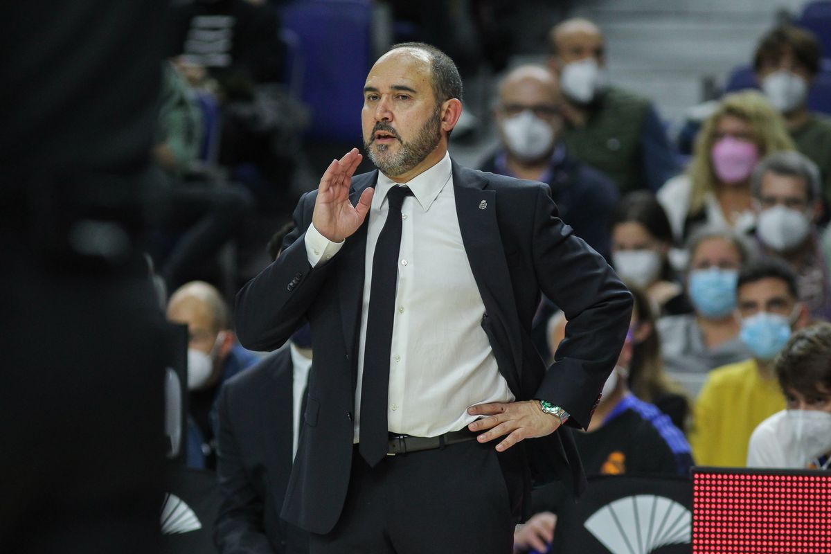 Archivo - El segundo entrenador del Real Madrid, Chus Mateo, dirige el partido ante el CSKA en el Wizink Center de la fase regular de la Euroliga 2021-2022. Archivo - El segundo entrenador del Real Madrid, Chus Mateo, dirige el partido ante el CSKA en el Wizink Center de la fase regular de la Euroliga 2021-2022.
