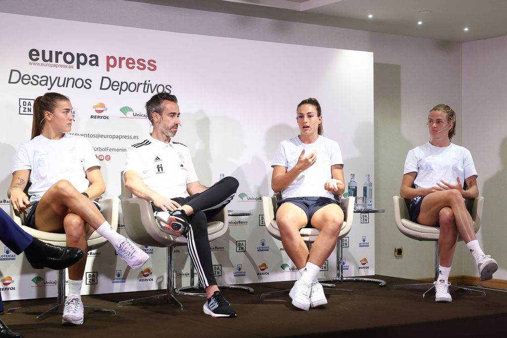 Alexia Putellas junto a Patricia Guijarro, Jorge Vilda, e Irene Paredes durante los Desayunos Deportivos de Europa Press