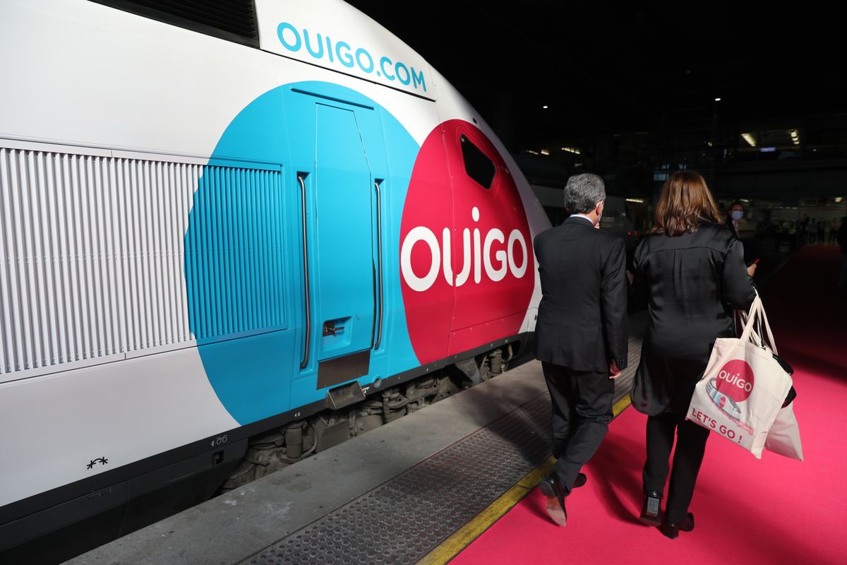 Archivo - Dos personas caminan por el andén durante la inauguración del primer trayecto de Ouigo, a 7 de mayo de 2021, en Atocha, Madrid, (España). Ouigo, el nuevo operador de trenes de alta velocidad perteneciente a la compañía SNCF, cuyo compromiso es p