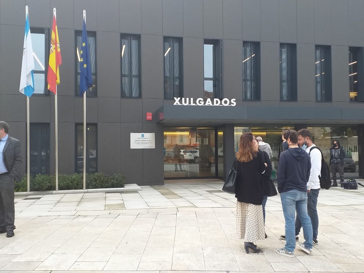 Archivo - Juzgados de Tui (Pontevedra) con familiares y allegados de Déborah Fernández Cervera en primer término. Archivo - Juzgados de Tui (Pontevedra) con familiares y allegados de Déborah Fernández Cervera en primer término.