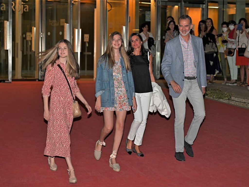 Los Reyes, la Princesa Leonor y la Infanta Sofía saliendo de los Teatros del Canal