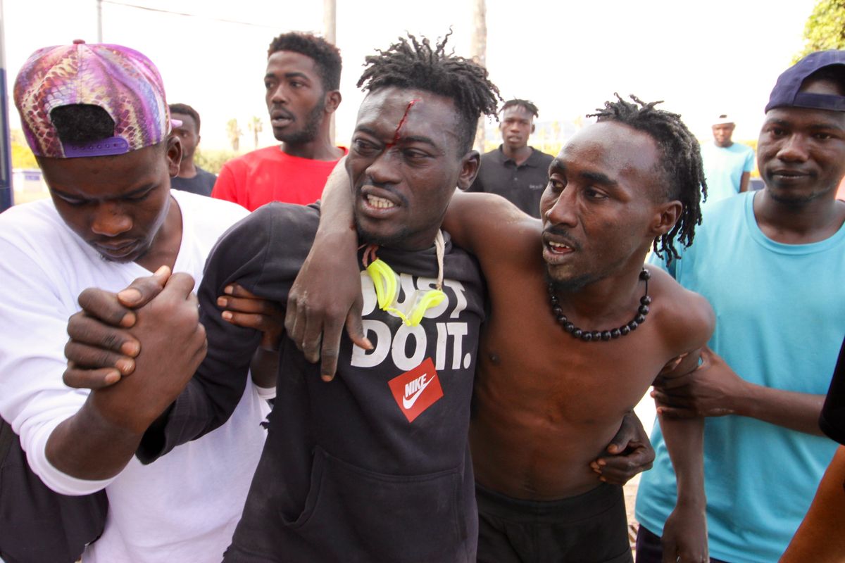 Varios migrantes se dirigen al Centro Temporal de Inmigrantes (CETI), después de saltar la valla de Melilla, a 24 de junio de 2022. Varios migrantes se dirigen al Centro Temporal de Inmigrantes (CETI), después de saltar la valla de Melilla, a 24 de junio de 2022.