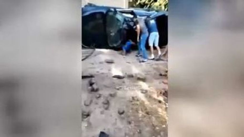 Un coche cae en un edificio de viviendas en Zaragoza