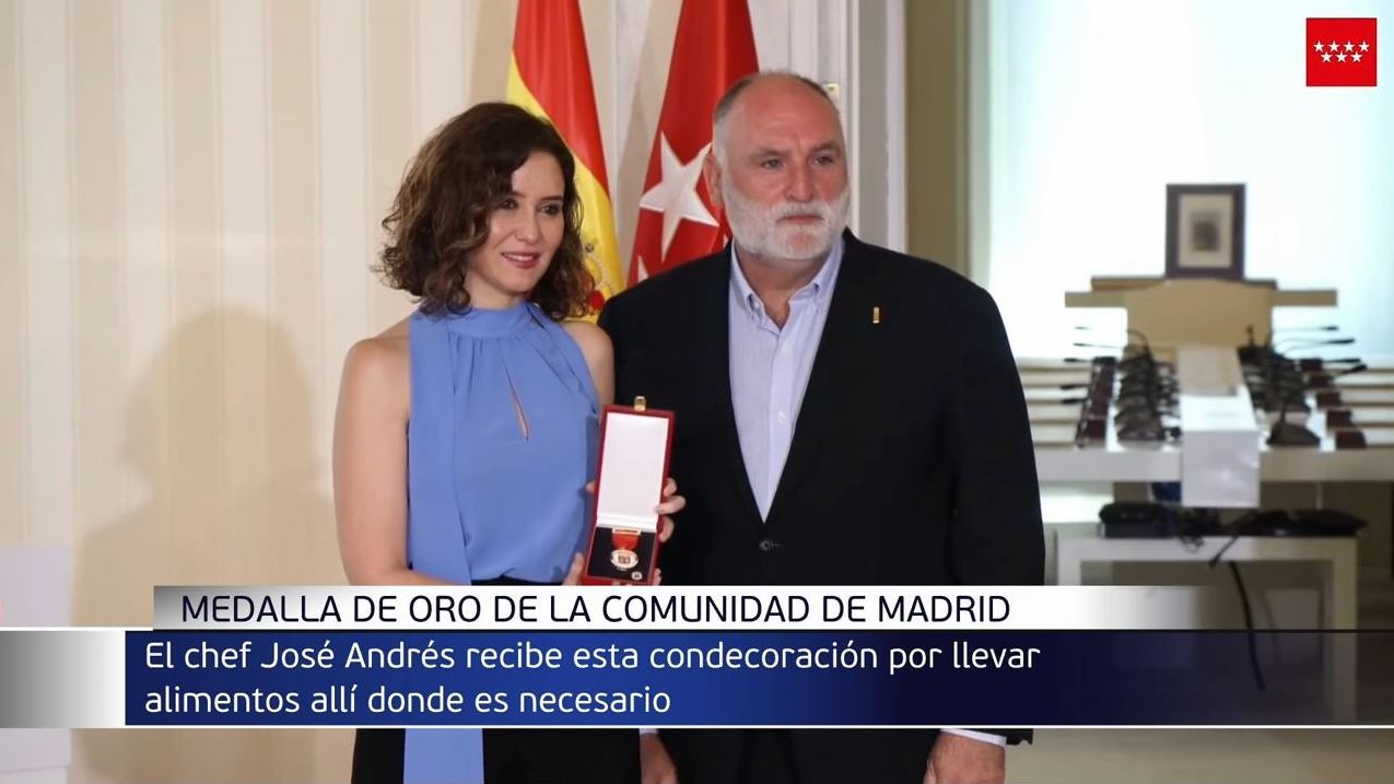 Ayuso impone la Medalla de Oro de la Comunidad de Madrid al chef José Andrés