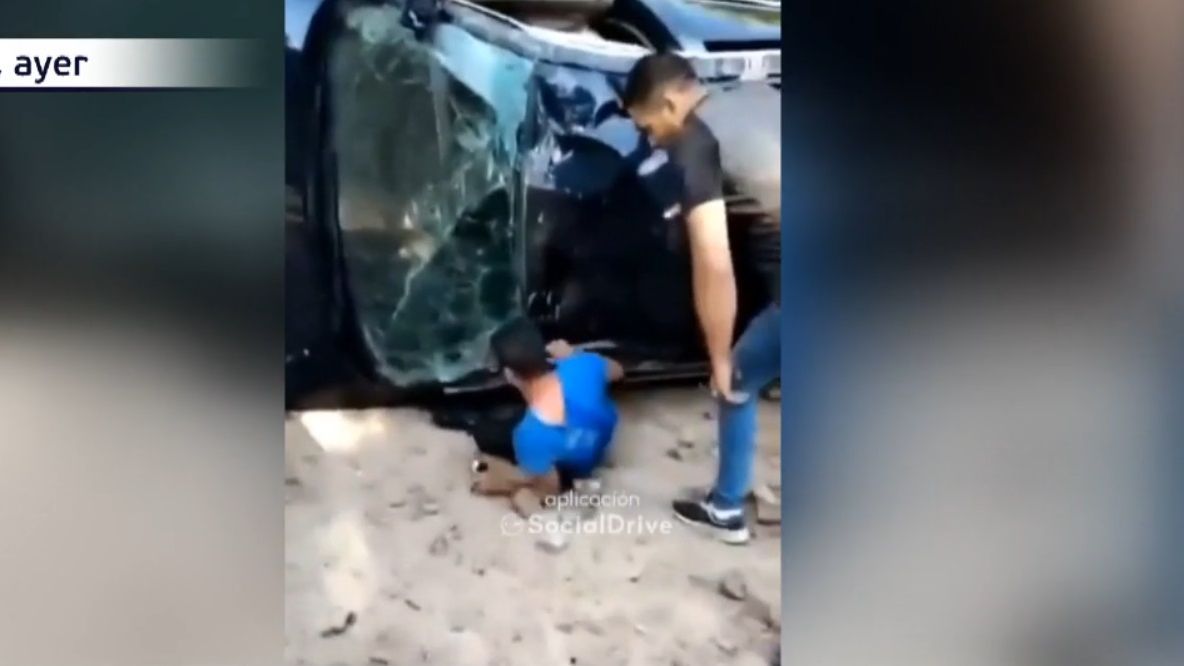 Rescatan a los ocupantes de un coche que cayó al jardín de un edificio en Zaragoza