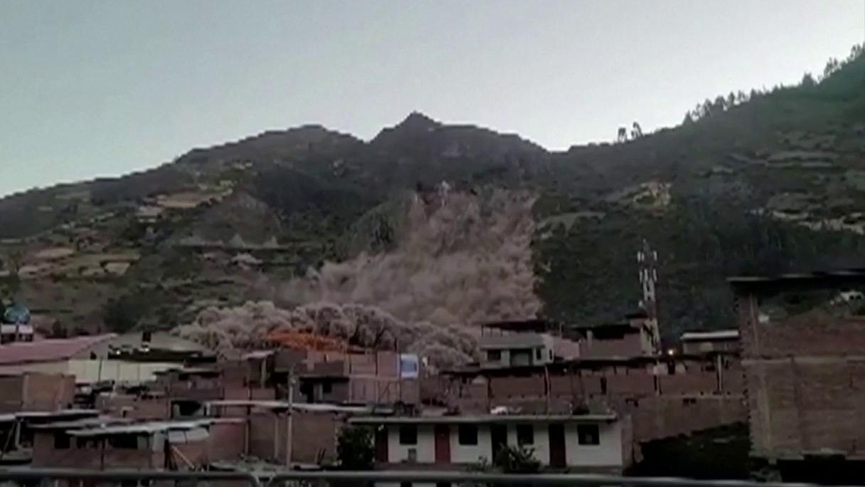 Un deslizamiento de tierra sepulta al menos 150 casas en Perú