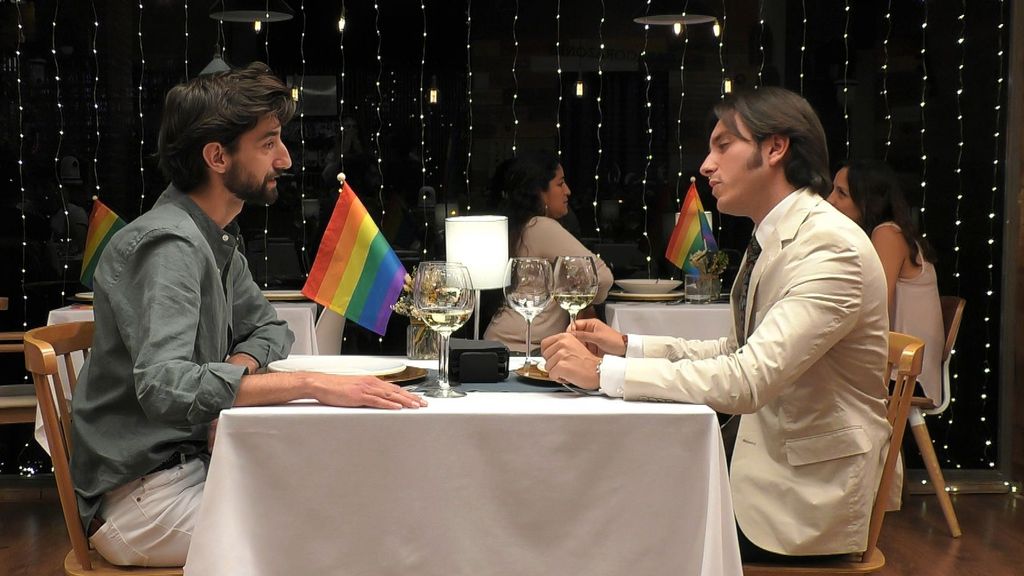 Dos comensales de First Dates Especial Orgullo 2022