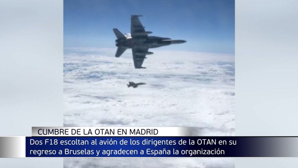 Dos F18, con su gesto, agradecen a España la organización de la cumbre de la OTAN
