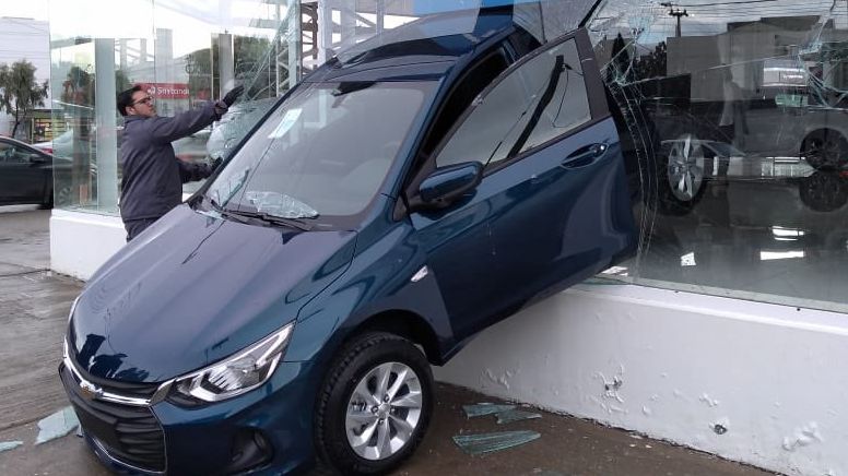 El accidente fue provocado por un empleado del concesionario. El  coche quedo atravesado en la vidriera