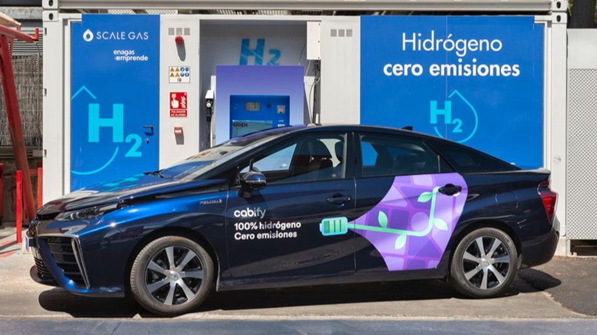 El Mirai puede cargar 5 kilos de hidrógeno a 10 euros el kilo. El Mirai puede cargar 5 kilos de hidrógeno a 10 euros el kilo.