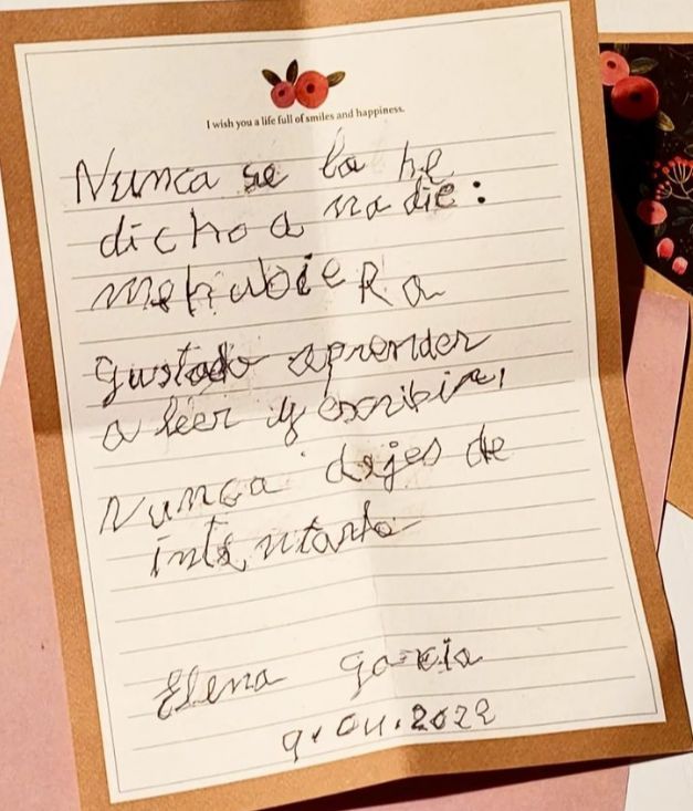 Elena, la abuela que ha ganado un concurso de cartas tras aprender a escribir a los 76 años