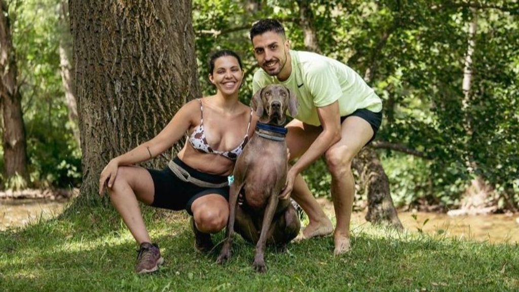 Fátima Pareja, junto a su novio y su perro