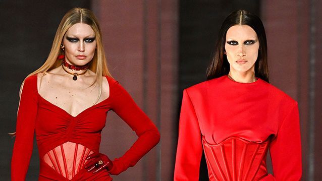 Gigi y Bella Hadid en el desfile de Versace