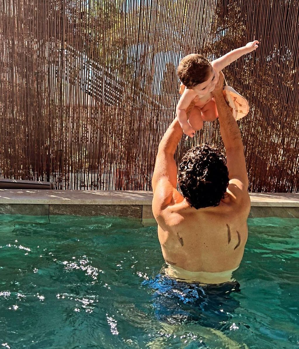 Jaime Lorente y su hija Amaia