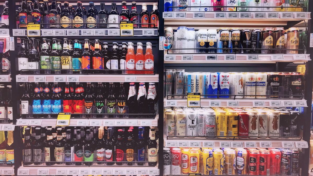 Latas de cerveza en un supermercado