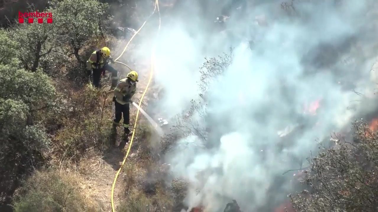 Los bomberos trabajan para controlar las llamas que ya han consumido sesenta hectáreas de vegetación de  Castell d'Aro de Castell-Platja d'Aro (Girona)