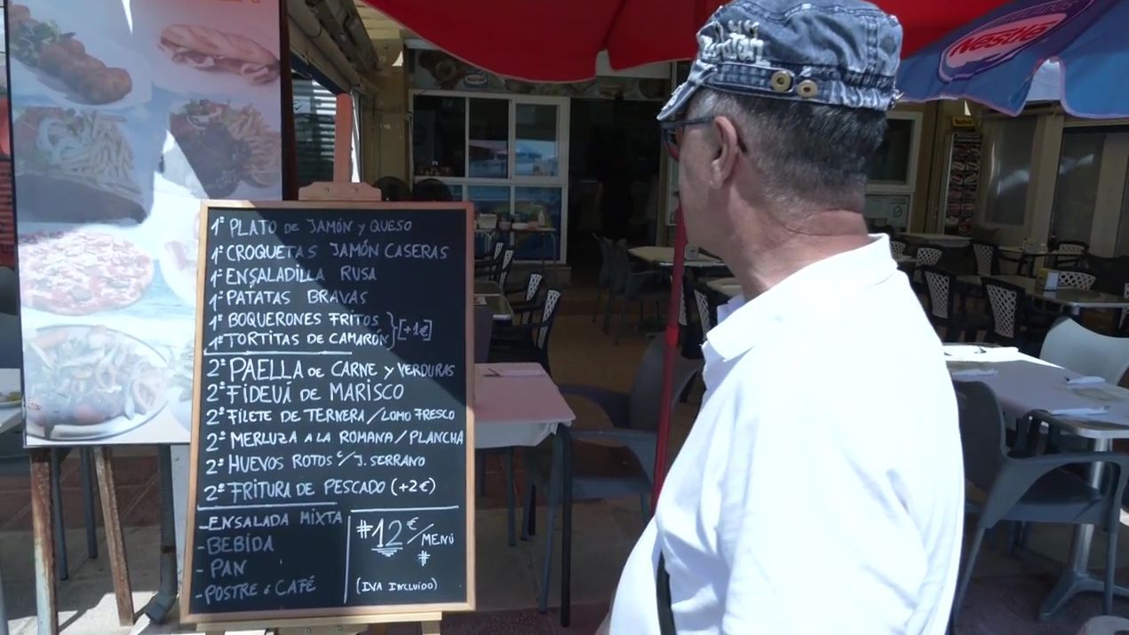 Los turistas miran bien las ofertas de los chiringuitos y restaurantes para no llevarse sustos por la subida de precios