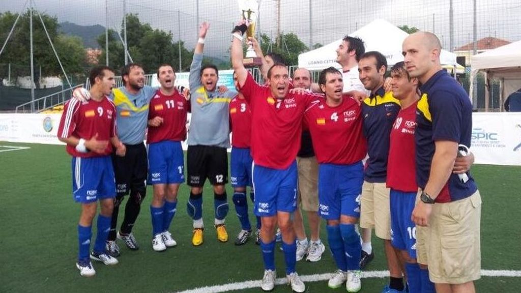 Marcelo celebrando con sus compañeros de Selección uno de los trofeos conseguidos