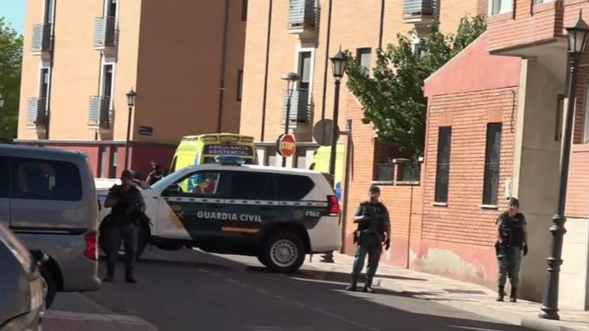 Mata a un hombre de un disparo y se atrinchera en una vivienda de Valladolid con un rehén