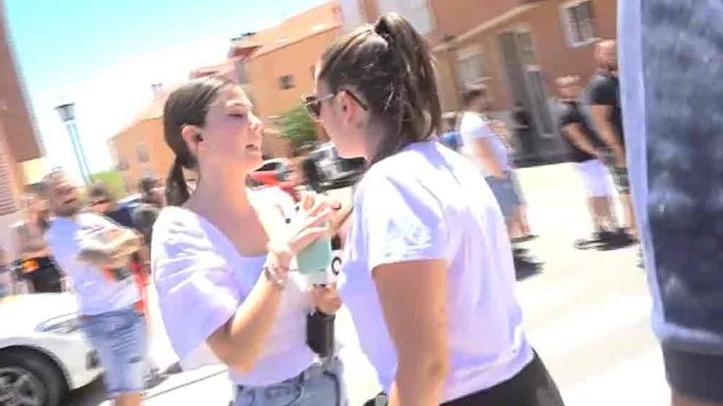 Máxima tensión en Valladolid: Intenta agredir a la reportera de ‘Ya es mediodía’ en pleno directo