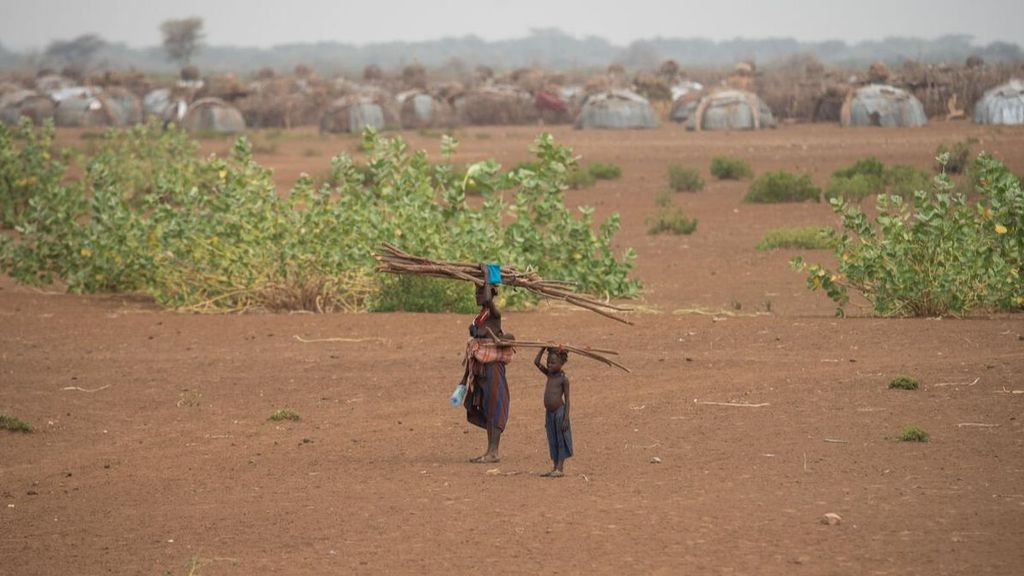 Mujer niño sur Omo Etiopía