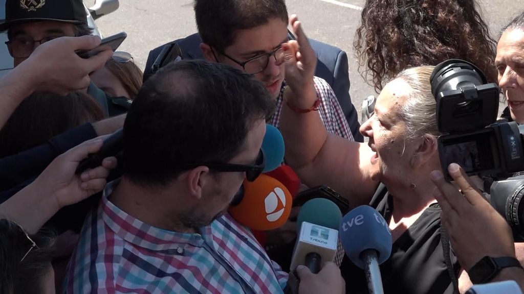 La suegra del asesinado en Valladolid irrumpe a gritos en la declaración de la delegada del Gobierno