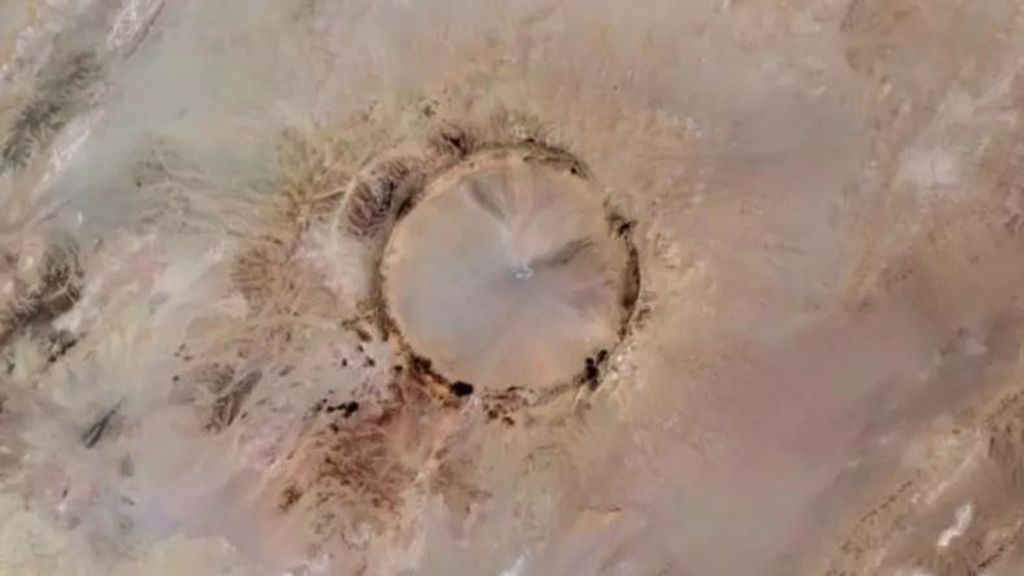 Tenoumer, el cráter 'más hermoso' del mundo