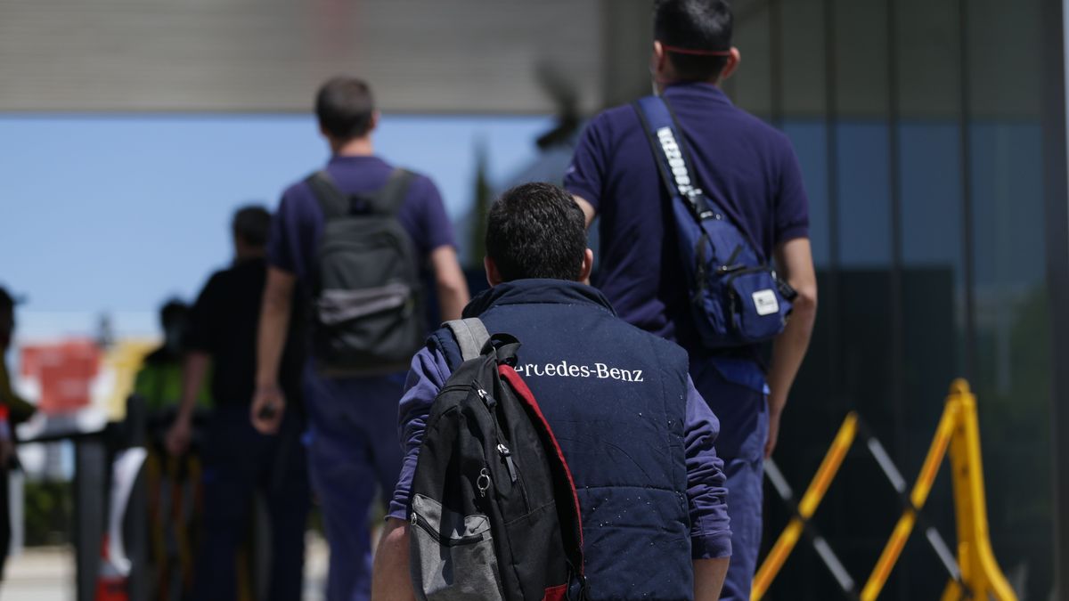 Trabajadores de la planta de Mercedes-Benz de Vitoria entran a las instalaciones Trabajadores de la planta de Mercedes-Benz de Vitoria entran a las instalaciones