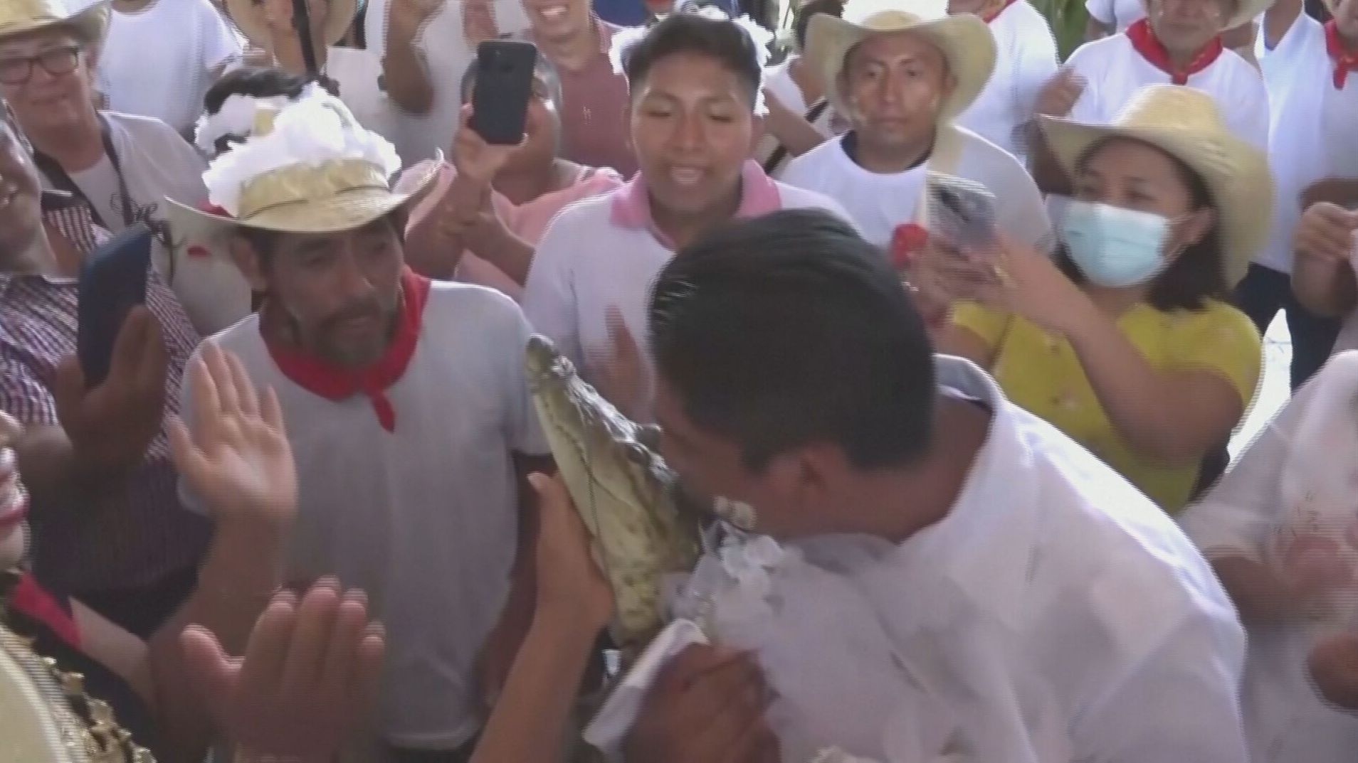 Un alcalde mexicano se casa con un caimán en una atípica y colorida ceremonia (Junio 2022)