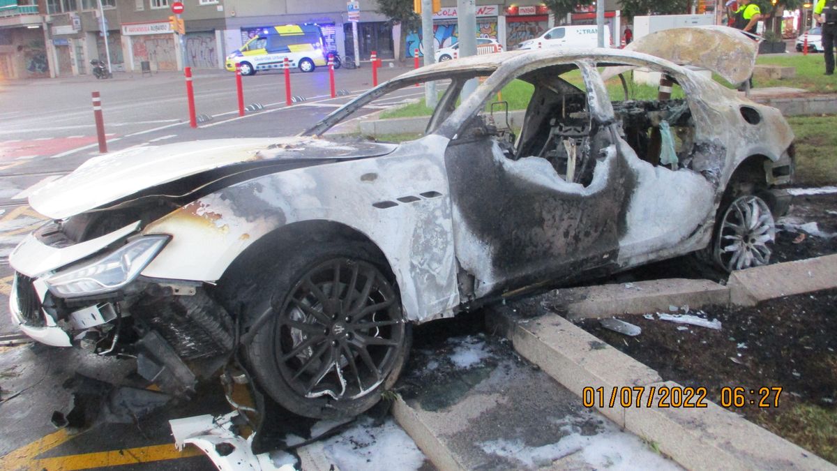 Un conductor ebrio y drogado choca contra una catenaria en Barcelona y su Maserati termina explotando Un conductor ebrio y drogado choca contra una catenaria en Barcelona y su Maserati termina explotando
