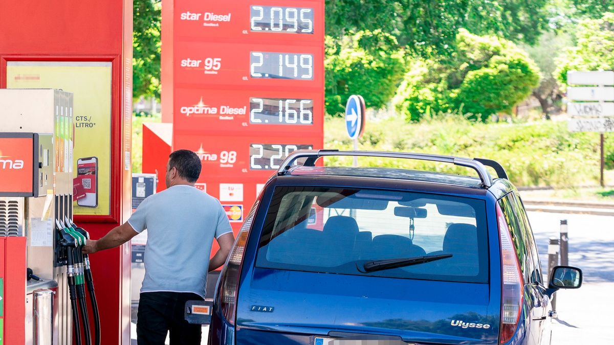 Un hombre echa gasolina en el primer día de la primera operación salida del verano de 2022, a 1 de julio de 2022, en Madrid
