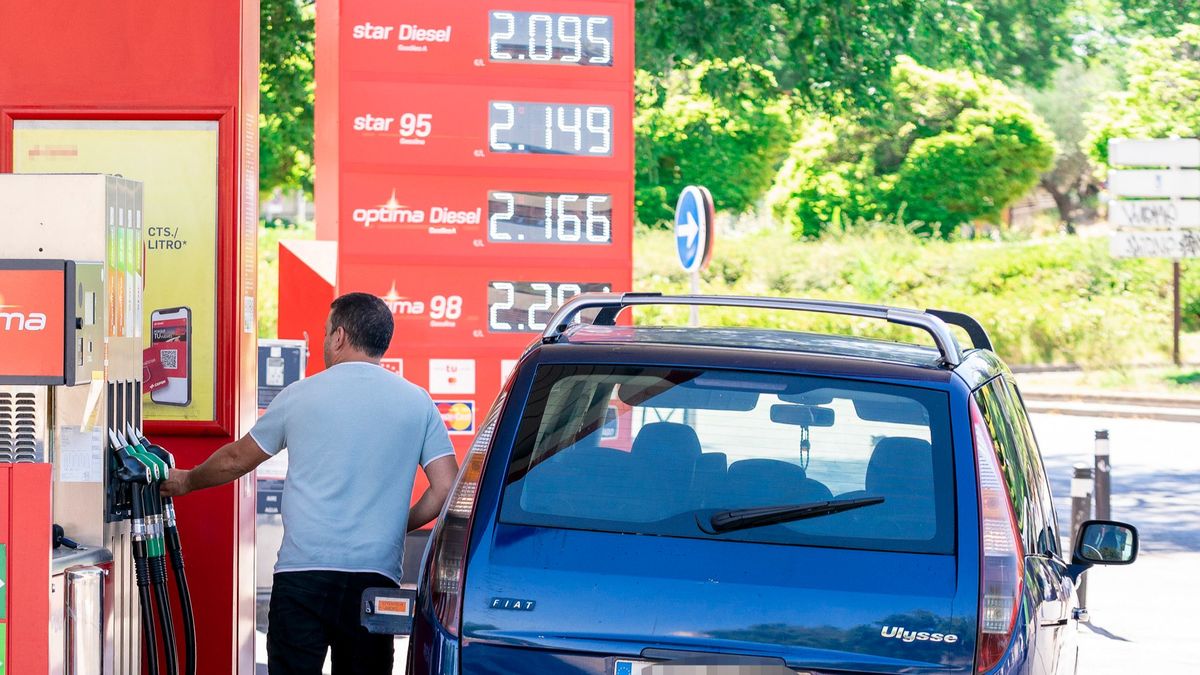 Un hombre echa gasolina en el primer día de la primera operación salida del verano de 2022, a 1 de julio de 2022, en Madrid Un hombre echa gasolina en el primer día de la primera operación salida del verano de 2022, a 1 de julio de 2022, en Madrid