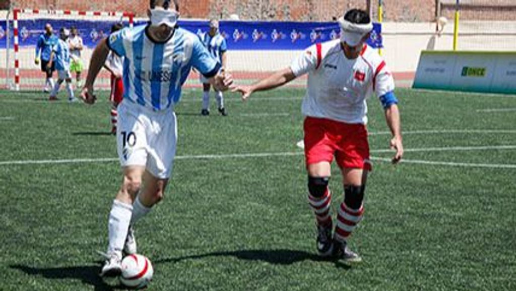 Un partido de fútbol para ciegos