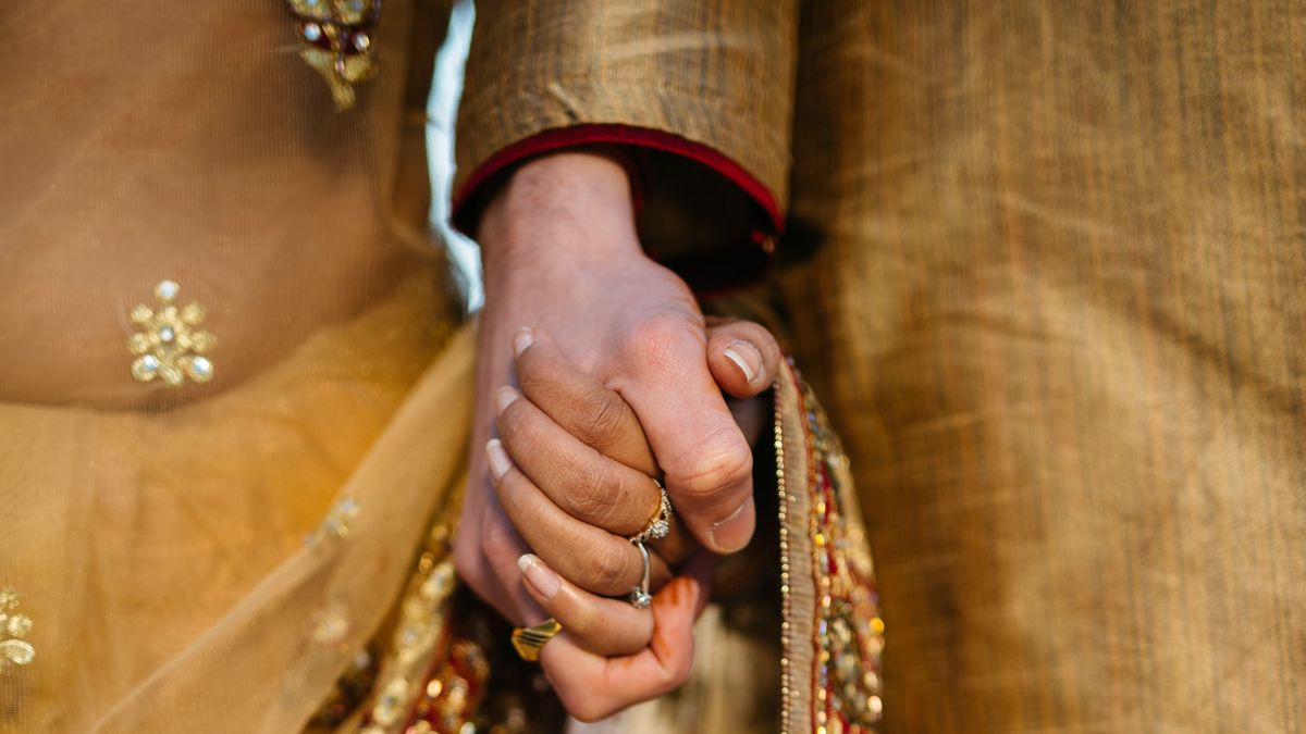 Una compañía de la India ofrece un aumento de sueldo a quienes se enamoren en la oficina